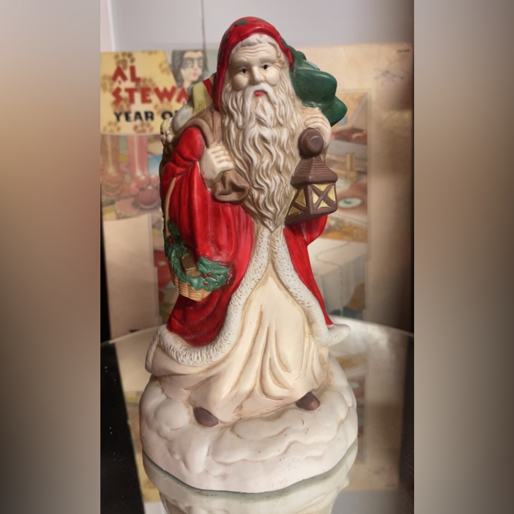 Musical Santa Claus Holiday Figurine